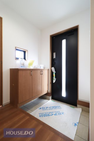 【玄関】ゆったりと明るい玄関がご家族や来客をお出迎え。機能的な大型シューズボックスは長物もしっかりと収納できます。