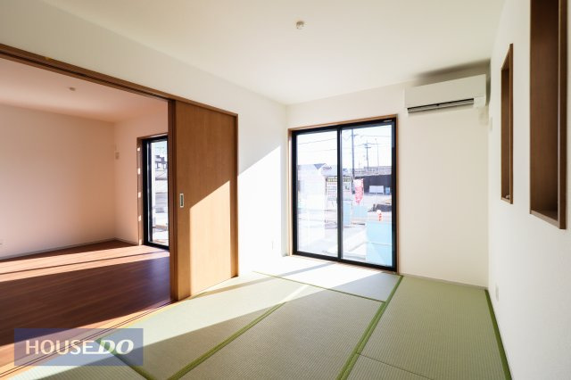 【和室】座ったり寝転んだりと、ゆったりくつろげる快適空間。クッション性があるので、お子様の遊び場としても重宝しますね♪