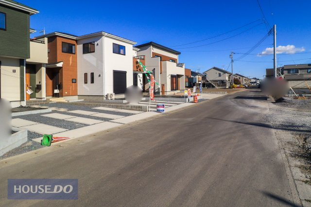 【前面道路】駐車や切り返しも楽々6ｍ道路です♪周辺環境は大切な要素ですので、道幅や駐車など、現地でしっかりとご説明させていただきます。