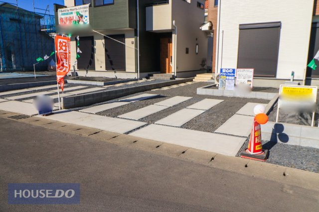 【駐車スペース】広々カースペースを確保しました！来客用としても重宝しますね。家族の出かける時間が異なっても安心です。