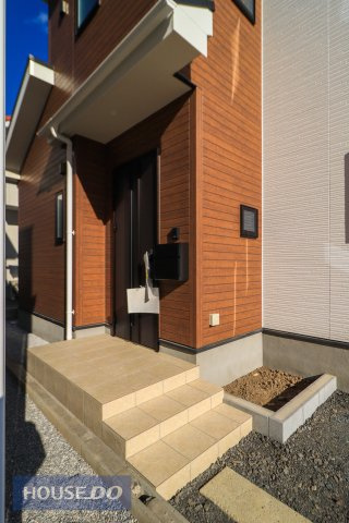 【エントランス】ゆったりとした玄関。奥行きのあるポーチで雨の日も安心です。