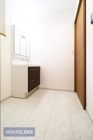 【脱衣所】洗面脱衣所はゆったりとしたスペースで使いやすいです。