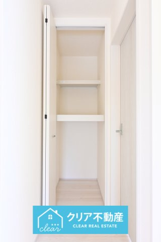 季節外の洋服や冷暖房器具もしまっておけるホール収納付きです！