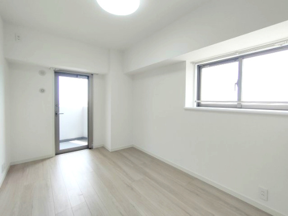 【洋室　約5.9帖】　全ての居室に収納と窓を備えており、過ごしやすい空間となっています。