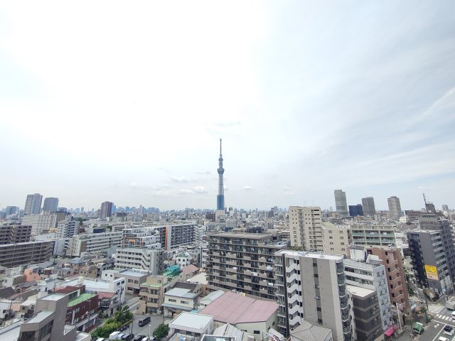 【LDK側バルコニー　眺望】　眺望が良く、晴れた日にはスカイツリーを眺められます。