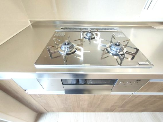 【3口ガスコンロ】　3口コンロ、グリル付きでお料理のレパートリーも増えそうです。