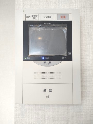【ＴＶモニター付インターホン】　来訪者を確認できるＴＶモニター付インターホンでセキュリティ面にも配慮。あると安心感があります。