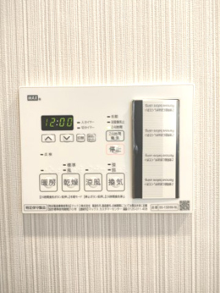 【浴室換気乾燥暖房機】　冬場の冷え込む浴室をあたためたり、梅雨時の洗濯物を乾かしたりと、生活に便利な設備を備えております。