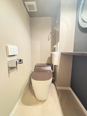 【トイレ】　収納スペースをしっかりと確保した温水洗浄便座機能付きトイレ。温水洗浄便座は清潔にお使いいただくための大切なアイテムです。