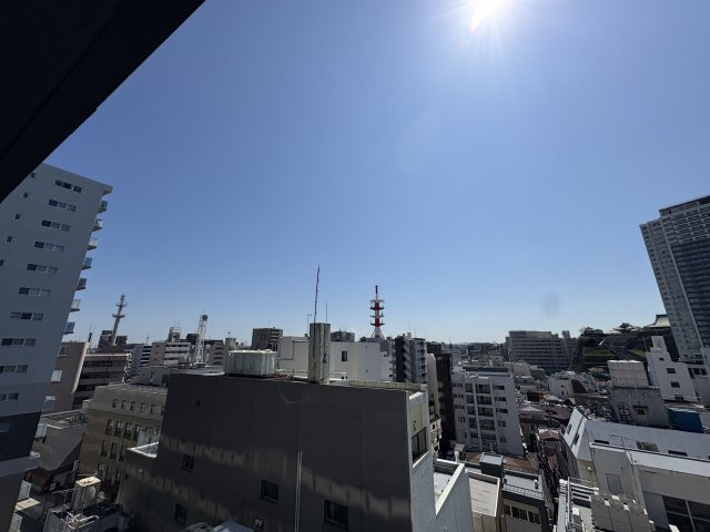 バルコニーからは横須賀の中心地を眺められます。