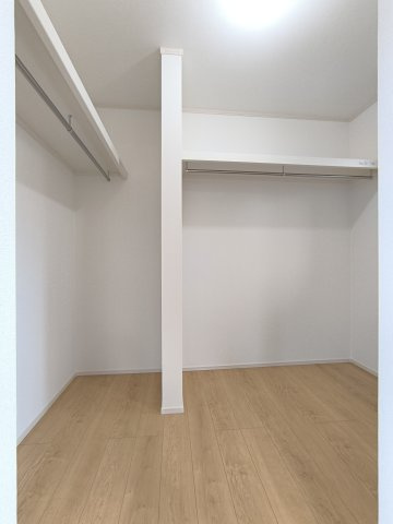 大容量のウォークインクローゼットを完備！ご夫婦の衣類を季節ごとに分ける手間なくたっぷり収納できます。足元にカラーボックス等を置けば、お子様の着替えやカバンもまとめて一箇所に収まりそう！