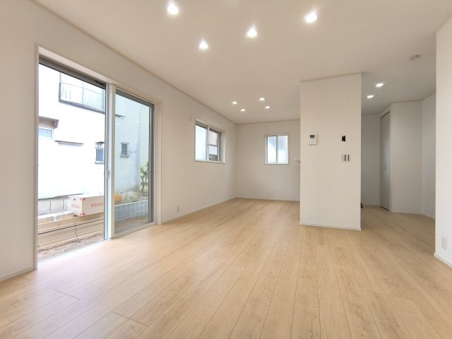 キッチンからリビング全体が見渡せるため、お料理中もお子様の様子を見守れて安心です！対面式でコミュニケーションが取りやすく、家事の合間に会話も弾みます♪お掃除のしやすいフローリングなのも嬉しいですね！