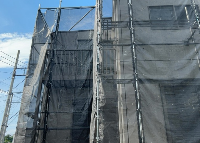 バルコニーは、室外の専用スペースのうち、「屋根がなく開放された空間」であるものを指します。ベランダより広いタイプのものが多く、日当たりもよいため家庭菜園などを楽しみたい人にとって適した環境となります。