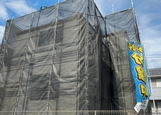 木造住宅とは土台、壁、柱など建築物の強度を支える構造体の材に木が使用されている構造を指します。構造体は建物の自重を支えるだけではなく風圧や水圧、積裁荷重などあらゆる衝撃に耐えるための基礎です。