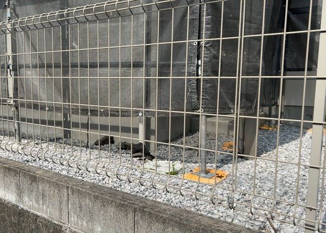 建物の基礎工事の方法は、主流となっているベタ基礎（防湿基礎）と布基礎の2種類に分類され、床下の通気性や耐久性などに違いがあります。建物の基礎部分の構造や付帯設備など詳細については現地でご確認ください。