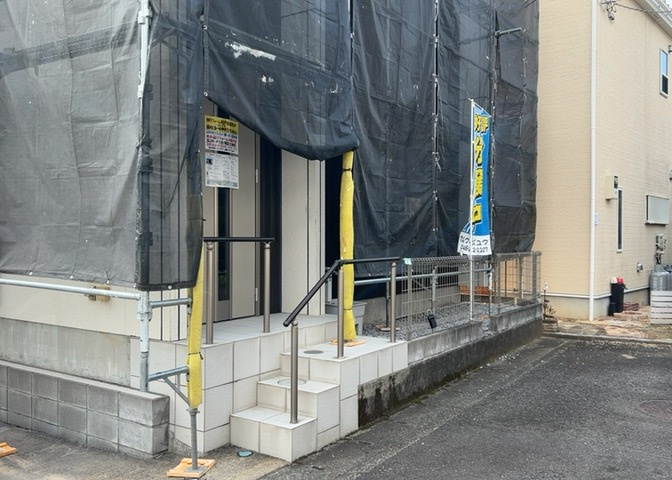 玄関ポーチにおいて最も重視すべきと言っても良いのが広さです。適切な広さの玄関ポーチでないと外見的なバランスは崩れてしまいますし、何より使いにくくなってしまいますので、現地で実際に下見をしてみましょう！