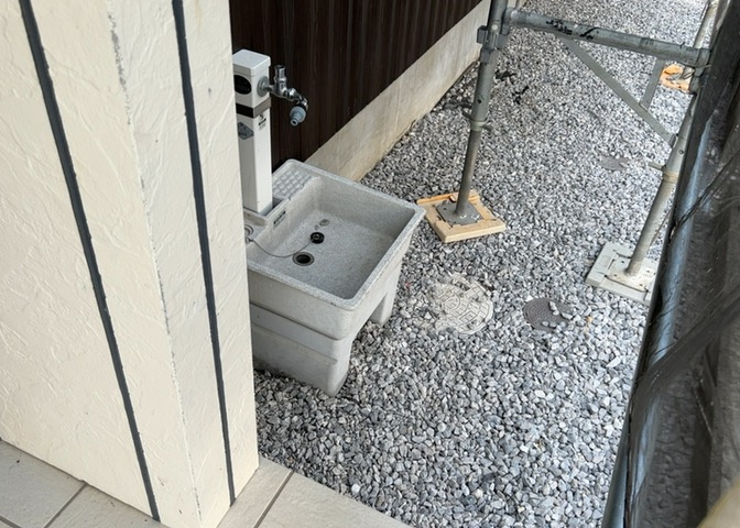 敷地内に散水栓や立水栓があると便利です。水道水を直接利用できるため、水を運ぶ手間を省くことが出来ます。大量の水を必要とする洗車作業や清掃などに役立ちます。その他設備とあわせて、現地でご確認ください。