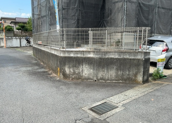 南側道路の場合は長い時間光を入れ込むことができるため、庭やリビングを道路側に持ってくることが多く土地価格も高い傾向にあります。一方北側道路だとリビングや庭が南側になりプライバシーを守ることができます。