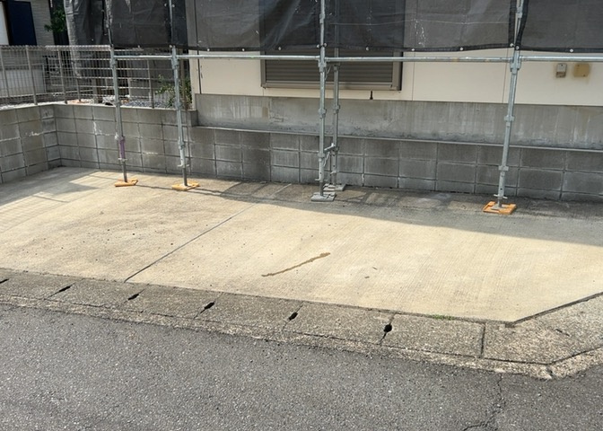 車一台あたりに必要なスペースは、標準サイズの普通自動車で横幅2m50cm、長さ5mは必要になります。ただし、乗降のことも考慮して横幅3m30cm、長さ5m50cmほどは確保できるところを選びましょう。