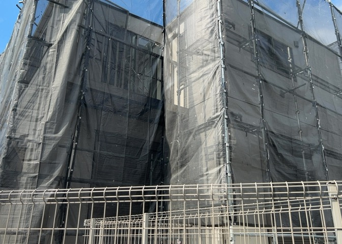 バルコニーは、建物内から室外へ楽に出入りできる便利なスペースです。また、バルコニーには手すりを付けることが義務付けられており、手すりの高さは110cm以上で施工することが建築基準法で定められています。