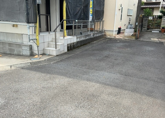 住宅用の土地では前面道路に2m以上接していなければならないと法律で定められています。しかし、お持ちの車のサイズやライフスタイルなどにより、2mでは利便が悪い場合もございますので、事前に確認しましょう。