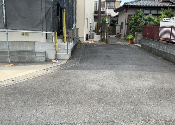道幅が広い場所は日当たりや風通が良好です。幅が広いのですれ違いも可能ですし大きな車でも駐車可能！一方で、大型車が通ることも多くなるため交通量の増加により騒音に繋がります。また土地の値段が高くなります。