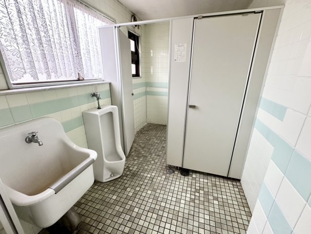 来院者や利用者のトイレスペースです。クリニックとしての利用はもちろん、事務所や各種施設への用途変更時にも活用しやすい設備環境が整っており、事業用物件としての利便性を高めるポイントの一つです。