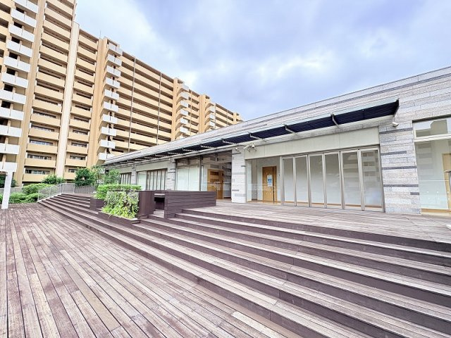 緑豊かで心地よい風を感じることができる広々屋外空間。