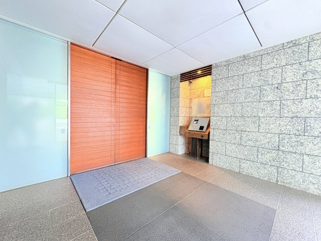 外部からの侵入を防ぎ安心感のあるオートロック付き。