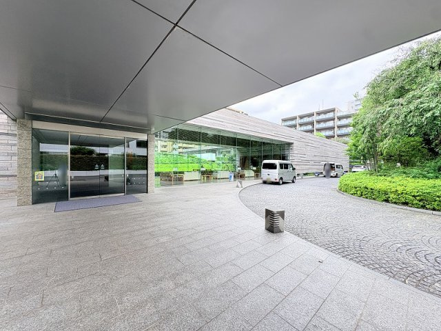 宅配ボックスが設置されており、不在時にもラクラク荷物が受け取れます。
