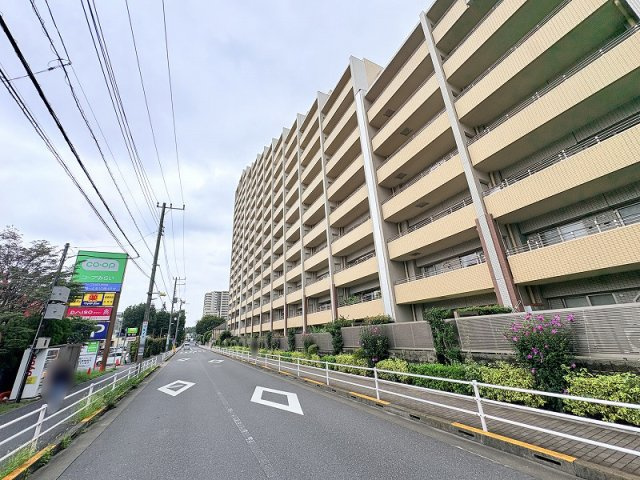 徒歩1分の距離にはスーパー・ドラッグストア・100円ショップがありお買い物便利です。