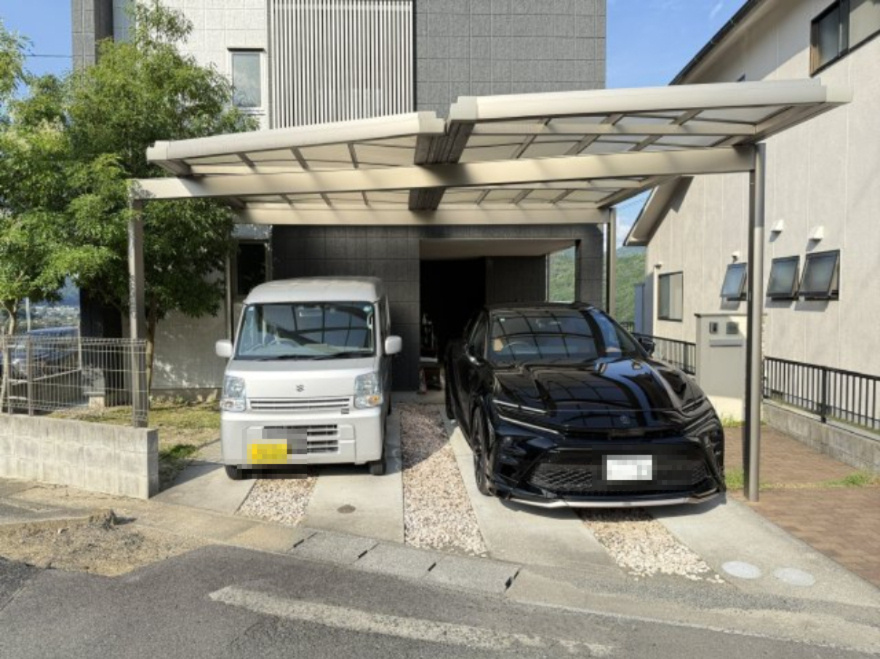 並列2台分の駐車スペースを確保したゆとりある駐車場。屋根付きカーポートを備えているため雨の日でも乗り降りが快適で愛車を雨風から守ります。日常の使いやすさと大切な車を守る安心感を兼ね備えた駐車スペース。