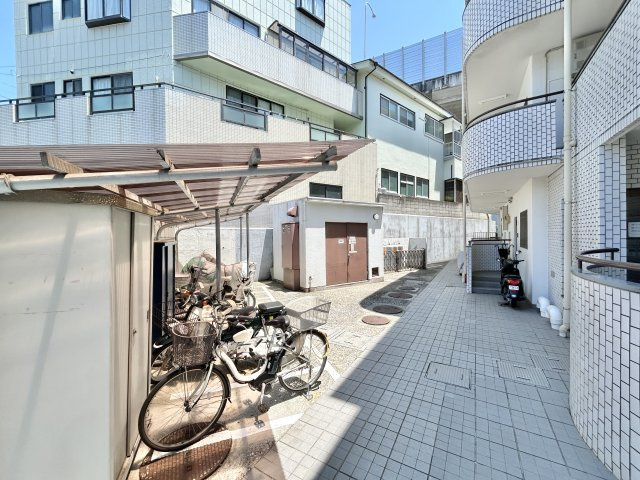敷地内駐輪場。