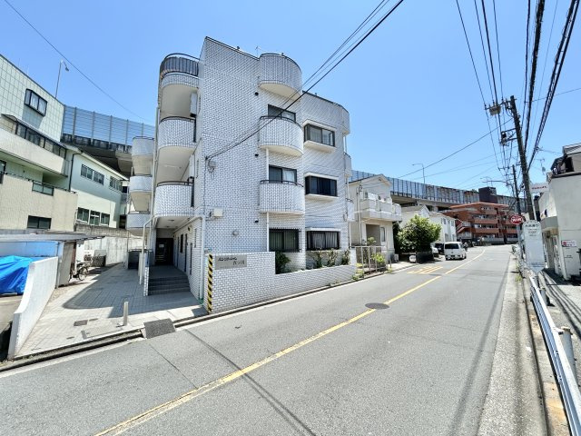 前面道路よりマンション外観写真。