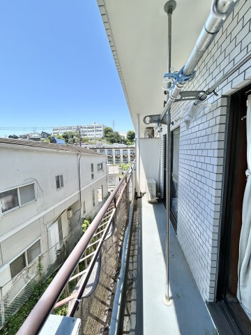 南面に接する明るいバルコニー。毎日のお洗濯も快適です。