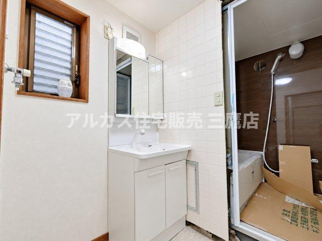 洗面所から浴室への導線。洗面台と浴室が隣接した機能的な間取りとなっています。
