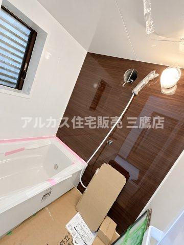 落ち着いた木目調アクセントパネルが印象的なユニットバス。快適なバスタイムを楽しめる清潔な空間です。