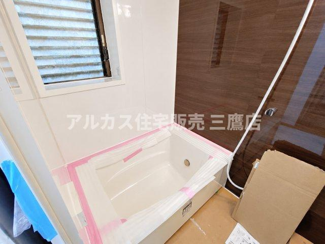 ゆったりと足を伸ばせる浴槽。小窓が付いているため、湿気がこもりにくく清潔を保ちやすい設計です。