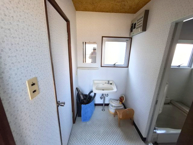 コンパクトでシンプルな脱衣所です！