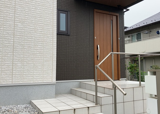 玄関は家の顔でもあり、家族以外の目にも止まる場所です。玄関は外との間を仕切る扉、靴などをしまっておく収納スペース、靴脱ぎのたたきスペース、来客とのやり取りをするドアホンなど複数のアイテムからなります。