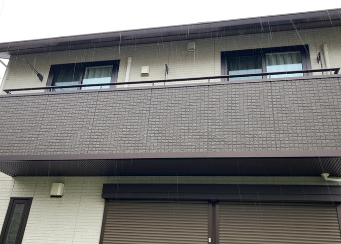 バルコニーは、室外の専用スペースのうち、「屋根がなく開放された空間」であるものを指します。ベランダより広いタイプのものが多く、日当たりもよいため家庭菜園などを楽しみたい人にとって適した環境となります。