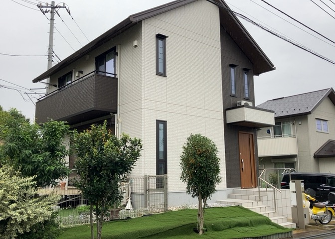 木造住宅とは土台、壁、柱など建築物の強度を支える構造体の材に木が使用されている構造を指します。構造体は建物の自重を支えるだけではなく風圧や水圧、積裁荷重などあらゆる衝撃に耐えるための基礎です。