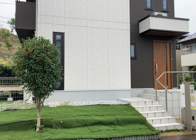 建物の基礎工事の方法は、主流となっているベタ基礎（防湿基礎）と布基礎の2種類に分類され、床下の通気性や耐久性などに違いがあります。建物の基礎部分の構造や付帯設備など詳細については現地でご確認ください。