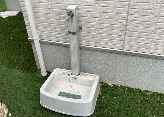 敷地内に散水栓や立水栓があると便利です。水道水を直接利用できるため、水を運ぶ手間を省くことが出来ます。大量の水を必要とする洗車作業や清掃などに役立ちます。その他設備とあわせて、現地でご確認ください。