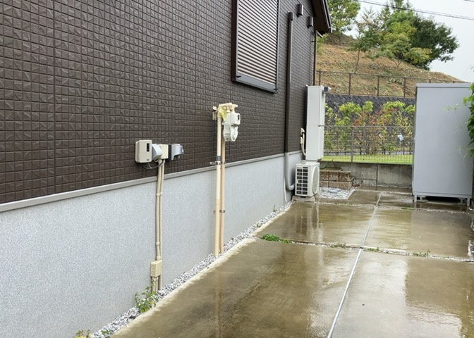 床下換気口は、床下に湿気がこもることを防ぎ、効果的に換気を行うために設置されています。床下換気口が設置されていない建物は、基礎パッキング工法などにより換気を行なっています。詳細は現地でご確認ください。