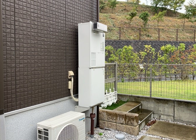 省エネ給湯器とは従来型の給湯器より熱効率が高く、少ない燃料でたくさんのお湯を沸かすことが出来る高効率な給湯器のことを指します。また、省エネ給湯器には種類があり、利便性や効果なども様々です。