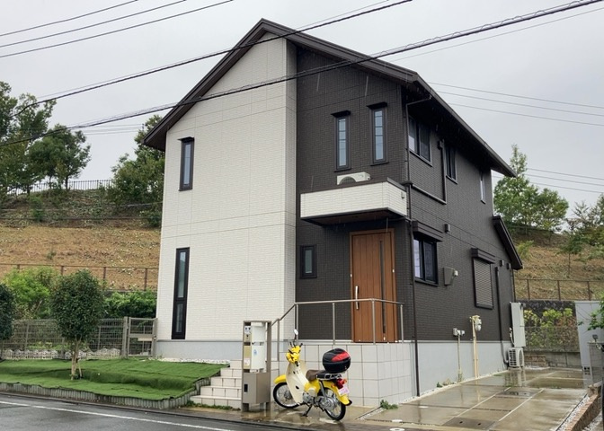 南側道路の場合は長い時間光を入れ込むことができるため、庭やリビングを道路側に持ってくることが多く土地価格も高い傾向にあります。一方北側道路だとリビングや庭が南側になりプライバシーを守ることができます。