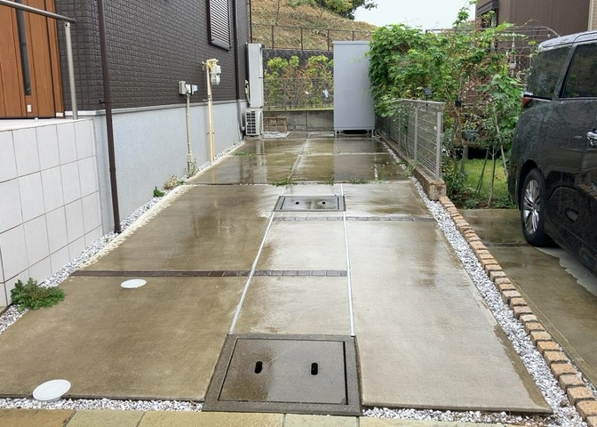 車一台あたりに必要なスペースは、標準サイズの普通自動車で横幅2m50cm、長さ5mは必要になります。ただし、乗降のことも考慮して横幅3m30cm、長さ5m50cmほどは確保できるところを選びましょう。