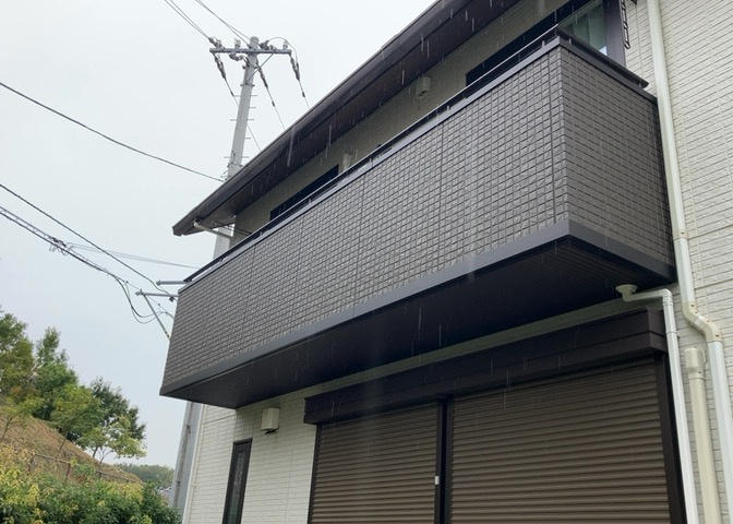 バルコニーは、建物内から室外へ楽に出入りできる便利なスペースです。また、バルコニーには手すりを付けることが義務付けられており、手すりの高さは110cm以上で施工することが建築基準法で定められています。