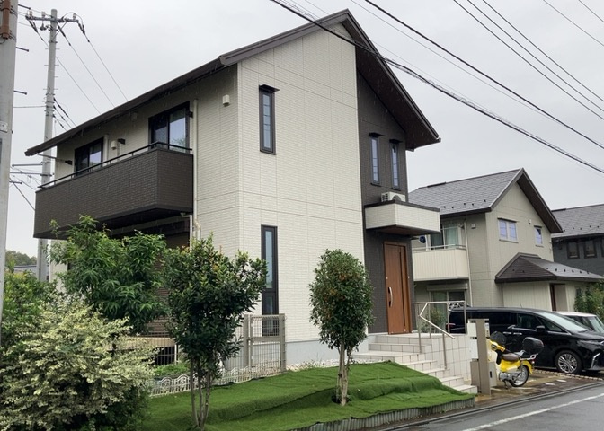 住宅用の土地では前面道路に2m以上接していなければならないと法律で定められています。しかし、お持ちの車のサイズやライフスタイルなどにより、2mでは利便が悪い場合もございますので、事前に確認しましょう。